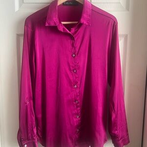 Pretty satin blouse, no stains, I’m at 10-12, fits like a large 21” pit to pit